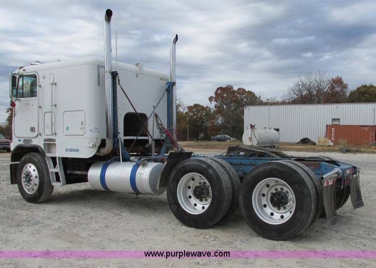 image for item I4963 1985 Freightliner FLT-10464T semi truck