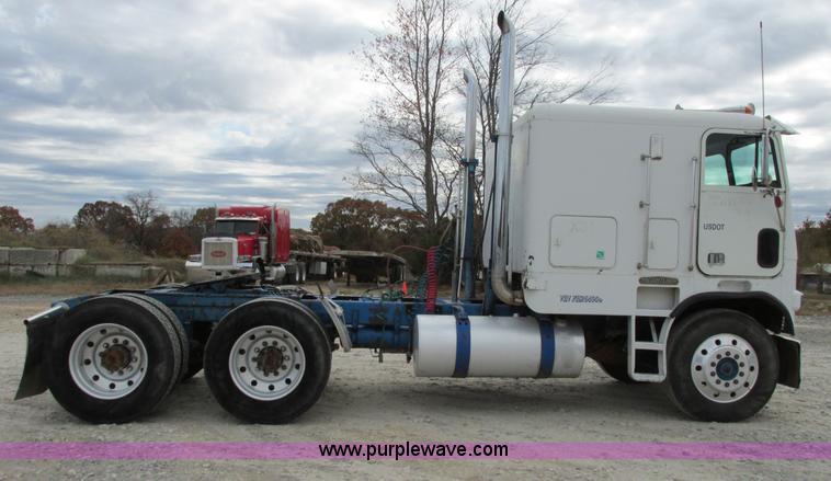 image for item I4963 1985 Freightliner FLT-10464T semi truck