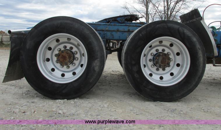 image for item I4963 1985 Freightliner FLT-10464T semi truck