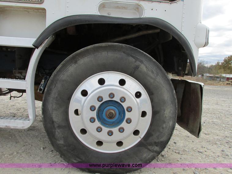 image for item I4963 1985 Freightliner FLT-10464T semi truck