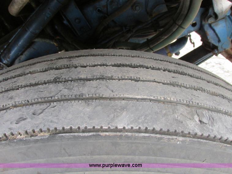 image for item I4963 1985 Freightliner FLT-10464T semi truck