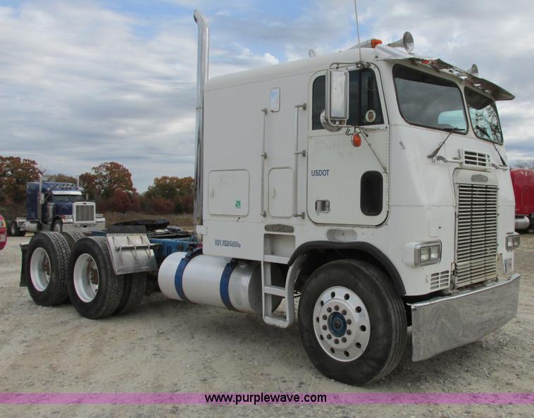 image for item I4963 1985 Freightliner FLT-10464T semi truck