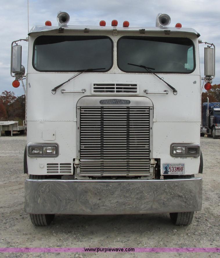 image for item I4963 1985 Freightliner FLT-10464T semi truck