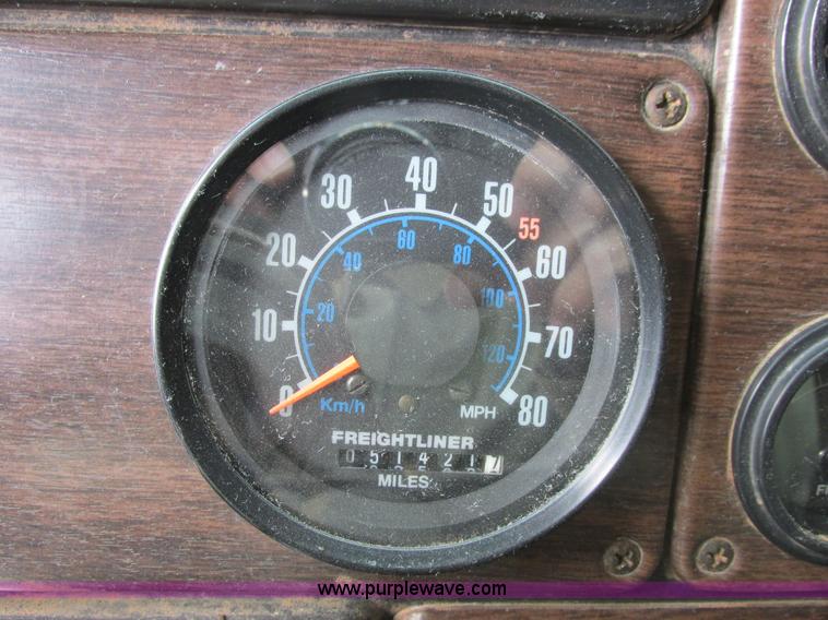 image for item I4963 1985 Freightliner FLT-10464T semi truck