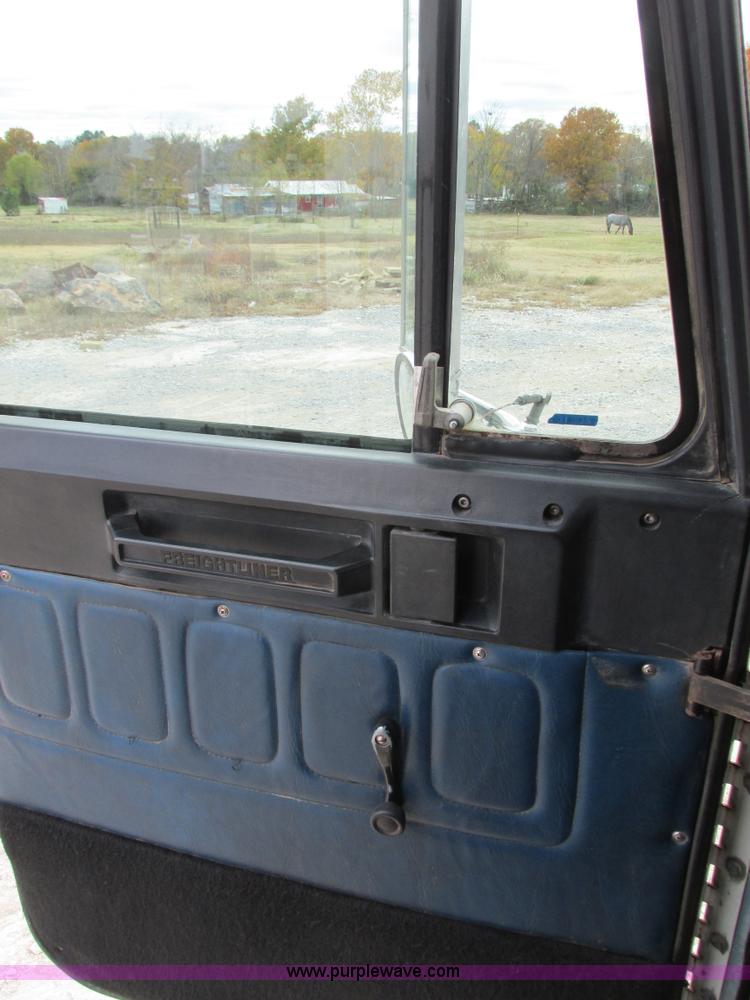 image for item I4963 1985 Freightliner FLT-10464T semi truck