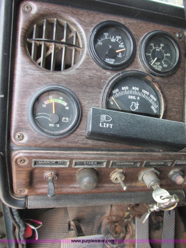 image for item I4963 1985 Freightliner FLT-10464T semi truck