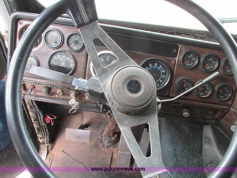 image for item I4963 1985 Freightliner FLT-10464T semi truck