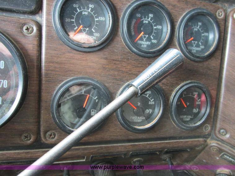 image for item I4963 1985 Freightliner FLT-10464T semi truck