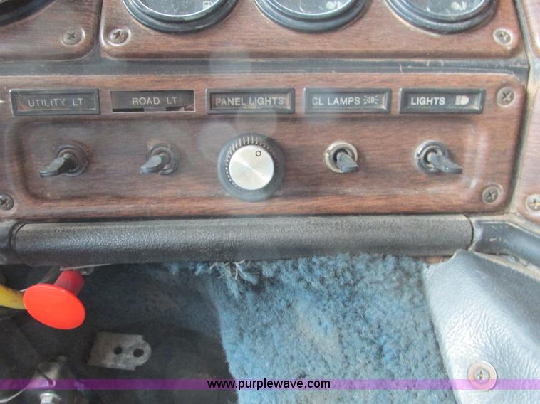 image for item I4963 1985 Freightliner FLT-10464T semi truck