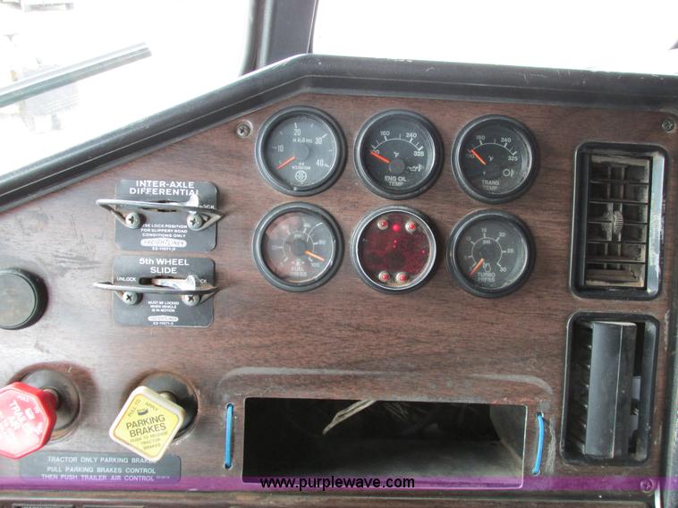 image for item I4963 1985 Freightliner FLT-10464T semi truck