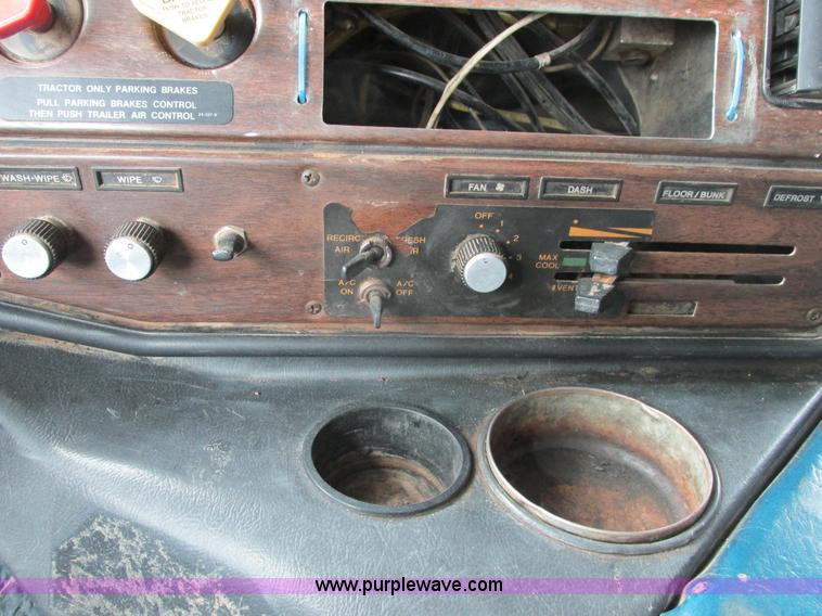 image for item I4963 1985 Freightliner FLT-10464T semi truck