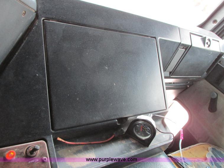 image for item I4963 1985 Freightliner FLT-10464T semi truck