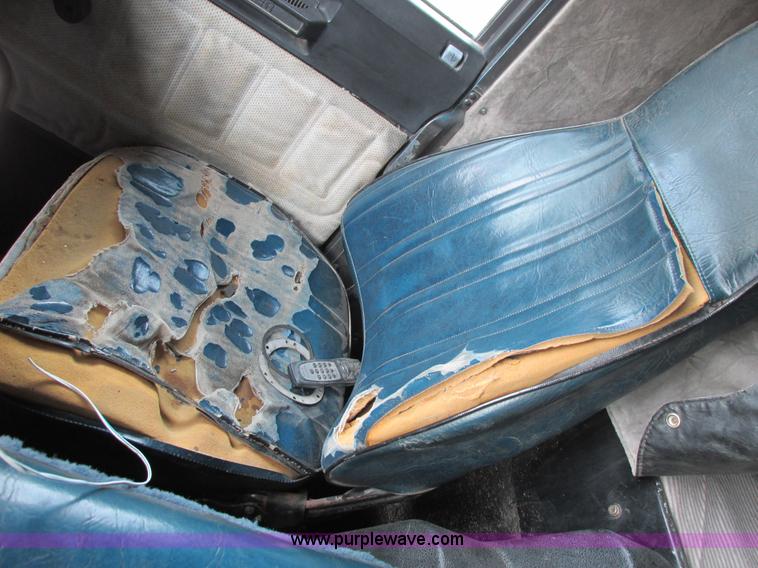 image for item I4963 1985 Freightliner FLT-10464T semi truck