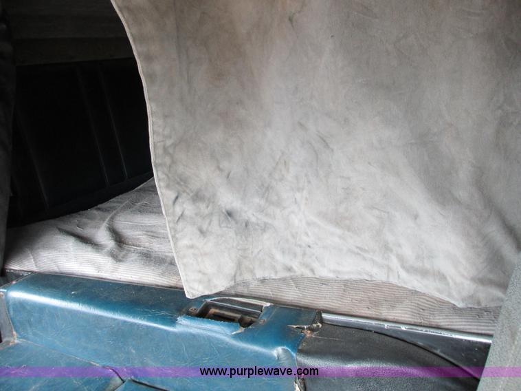 image for item I4963 1985 Freightliner FLT-10464T semi truck