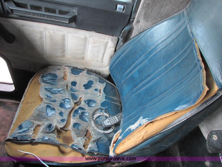 image for item I4963 1985 Freightliner FLT-10464T semi truck