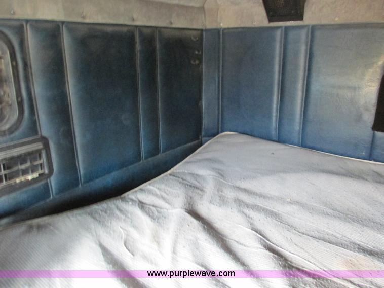 image for item I4963 1985 Freightliner FLT-10464T semi truck