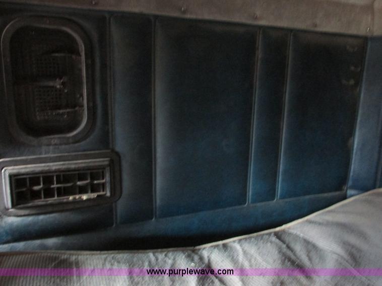 image for item I4963 1985 Freightliner FLT-10464T semi truck