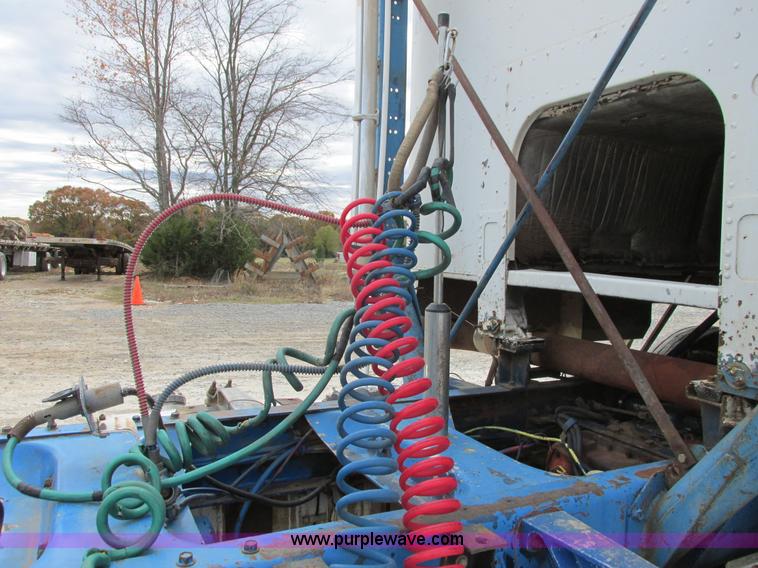 image for item I4963 1985 Freightliner FLT-10464T semi truck