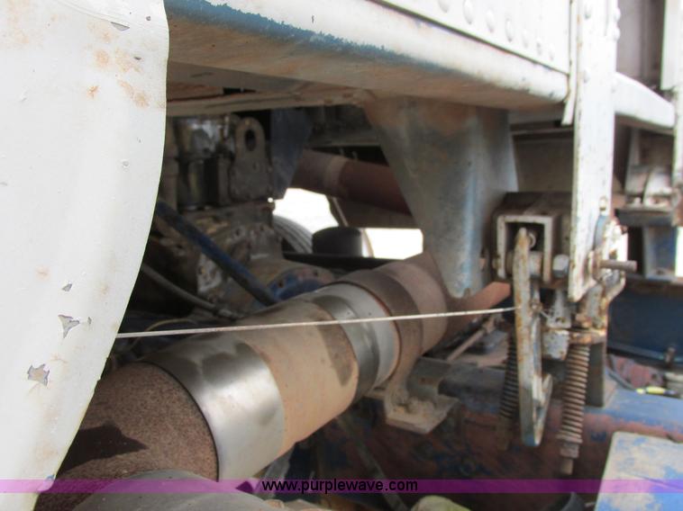 image for item I4963 1985 Freightliner FLT-10464T semi truck