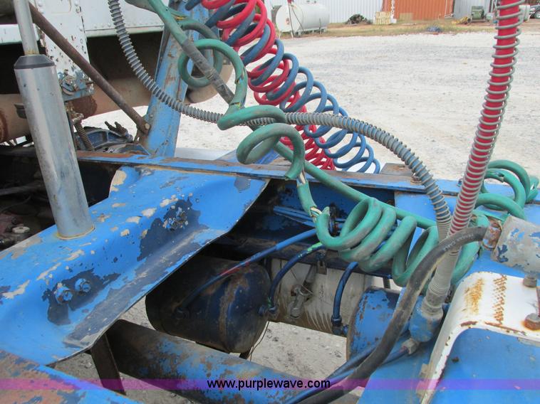 image for item I4963 1985 Freightliner FLT-10464T semi truck