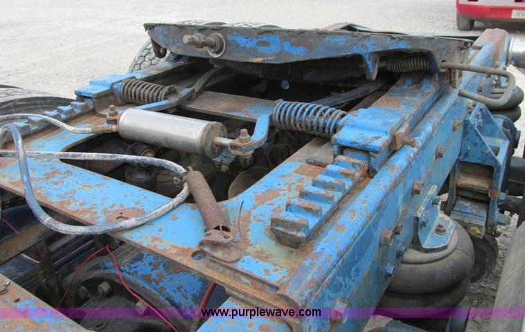 image for item I4963 1985 Freightliner FLT-10464T semi truck