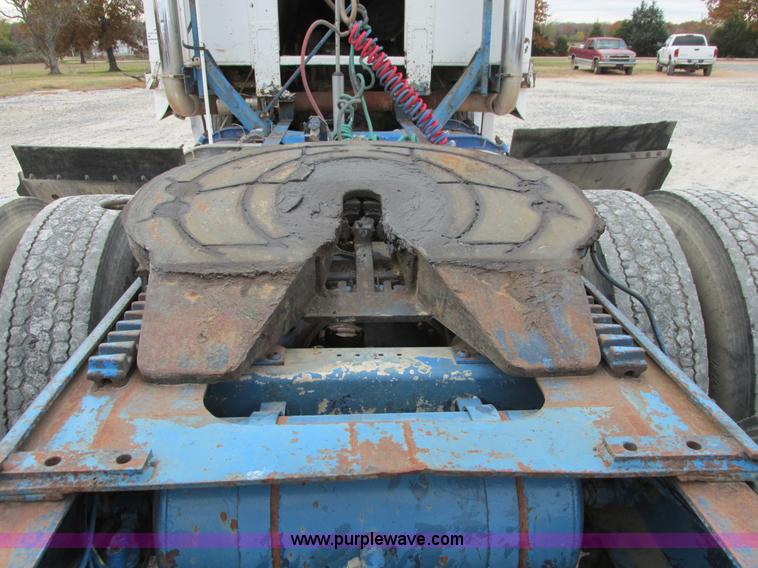 image for item I4963 1985 Freightliner FLT-10464T semi truck