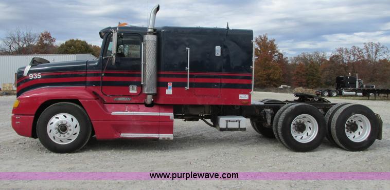 image for item I4964 1993 Freightliner FLD120 semi truck