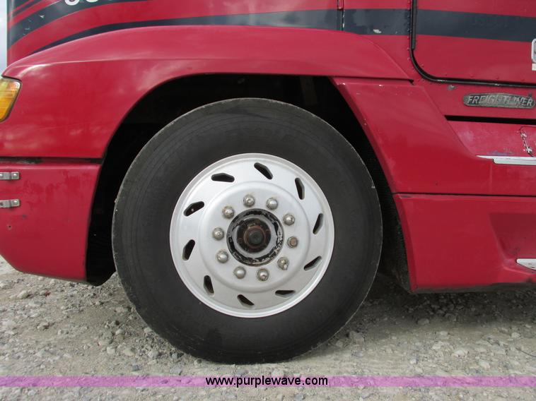 image for item I4964 1993 Freightliner FLD120 semi truck