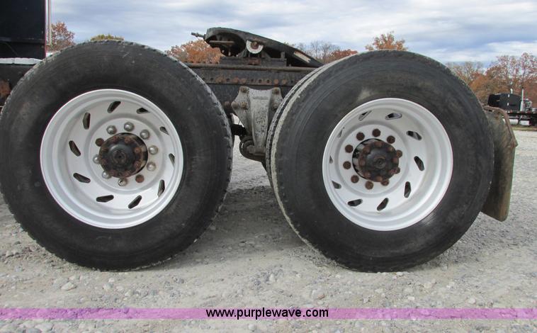 image for item I4964 1993 Freightliner FLD120 semi truck