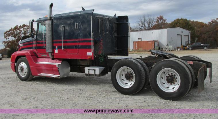image for item I4964 1993 Freightliner FLD120 semi truck
