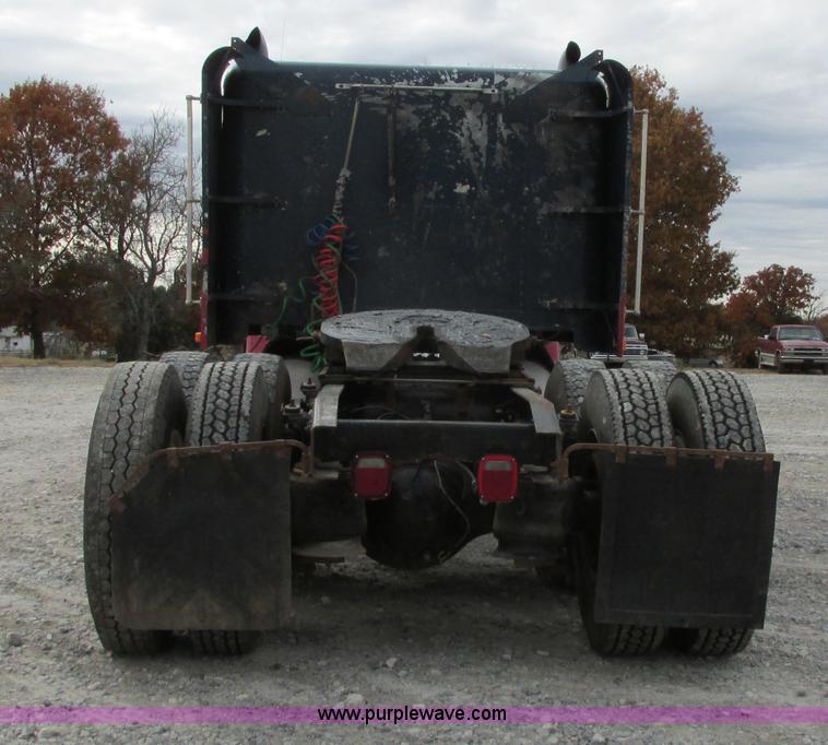 image for item I4964 1993 Freightliner FLD120 semi truck