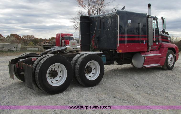 image for item I4964 1993 Freightliner FLD120 semi truck