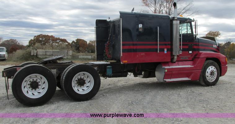 image for item I4964 1993 Freightliner FLD120 semi truck