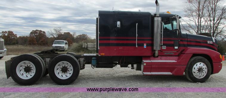 image for item I4964 1993 Freightliner FLD120 semi truck
