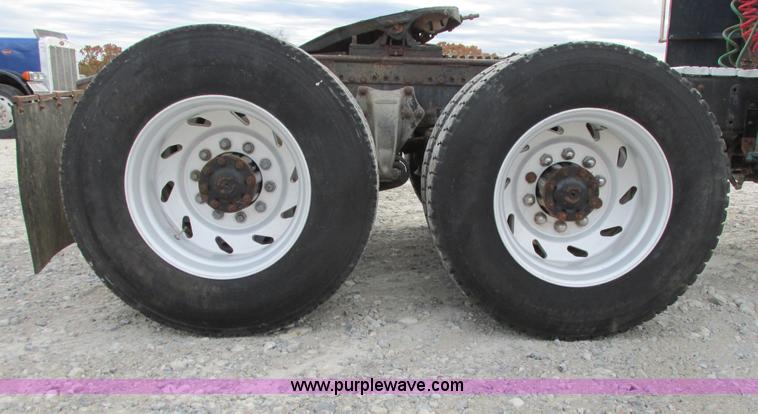 image for item I4964 1993 Freightliner FLD120 semi truck