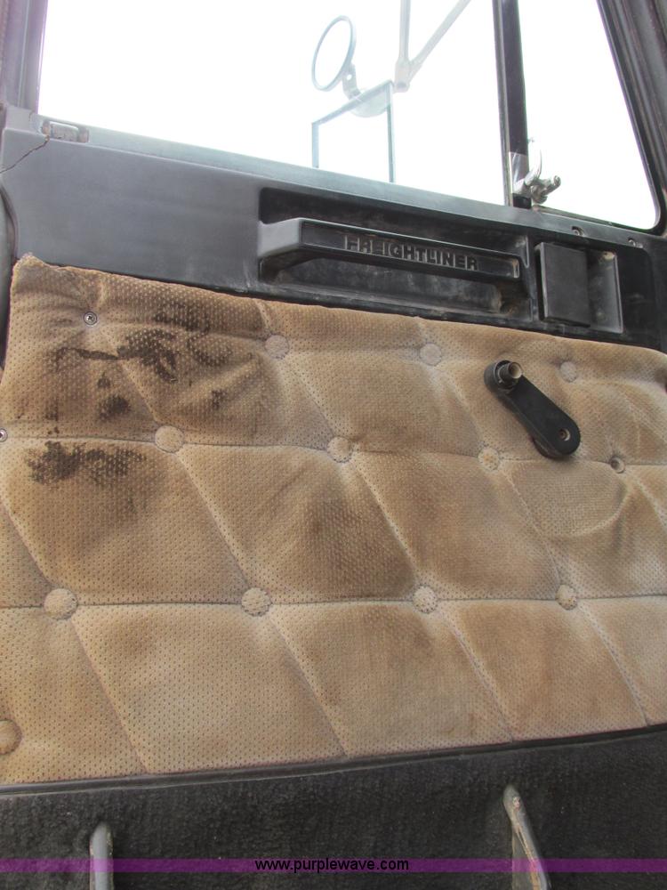 image for item I4964 1993 Freightliner FLD120 semi truck