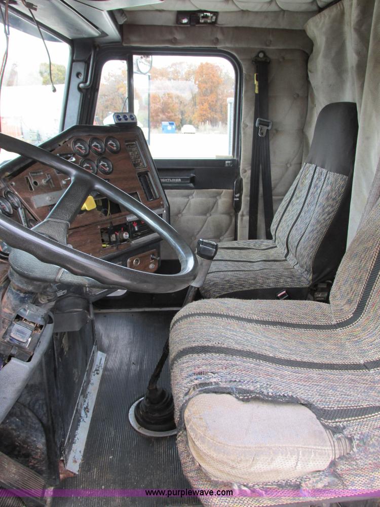 image for item I4964 1993 Freightliner FLD120 semi truck