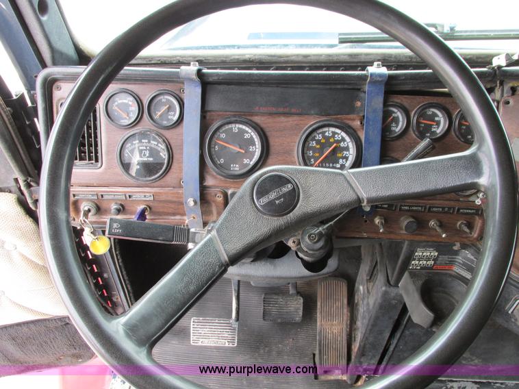 image for item I4964 1993 Freightliner FLD120 semi truck