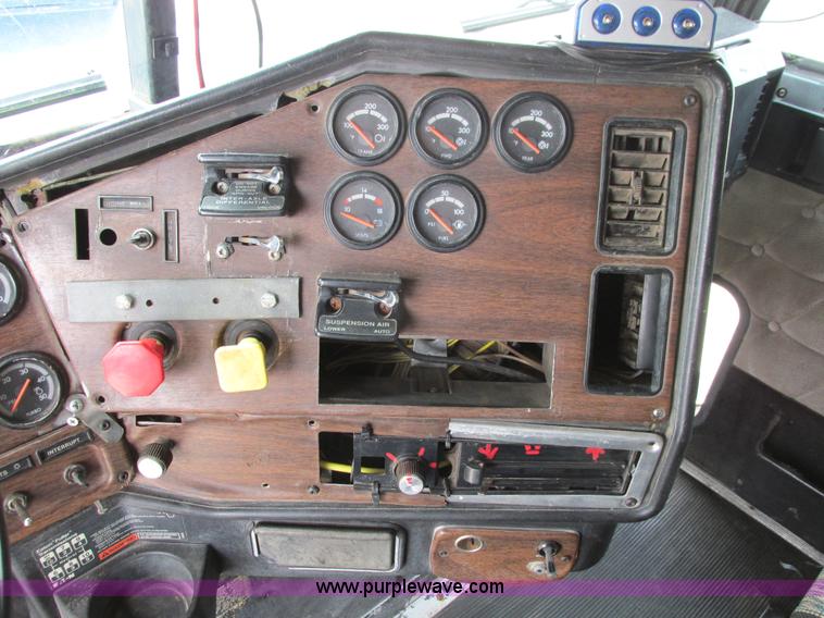 image for item I4964 1993 Freightliner FLD120 semi truck