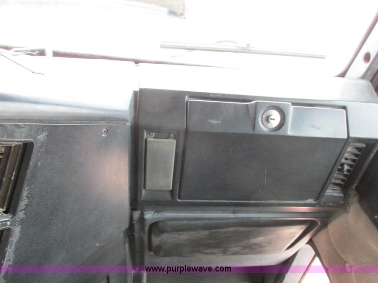 image for item I4964 1993 Freightliner FLD120 semi truck