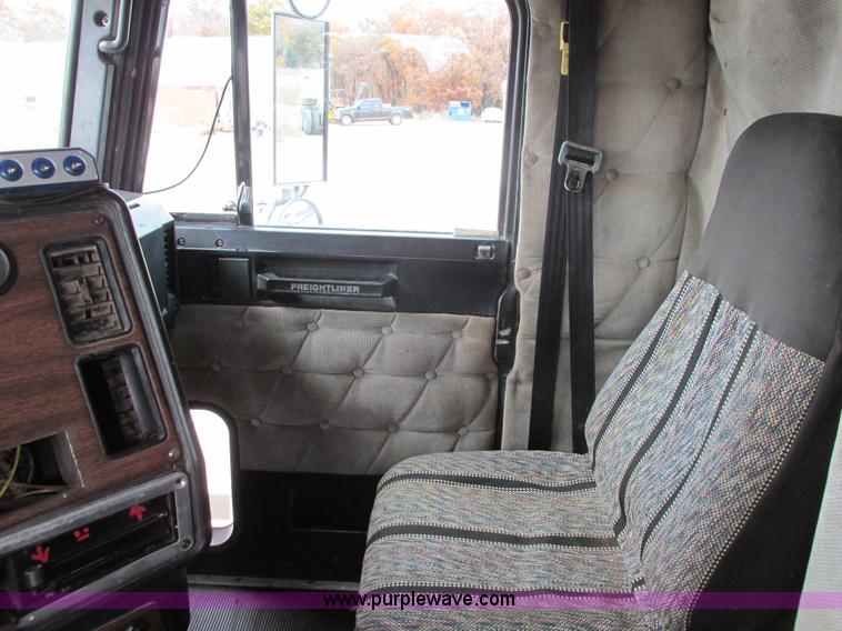 image for item I4964 1993 Freightliner FLD120 semi truck