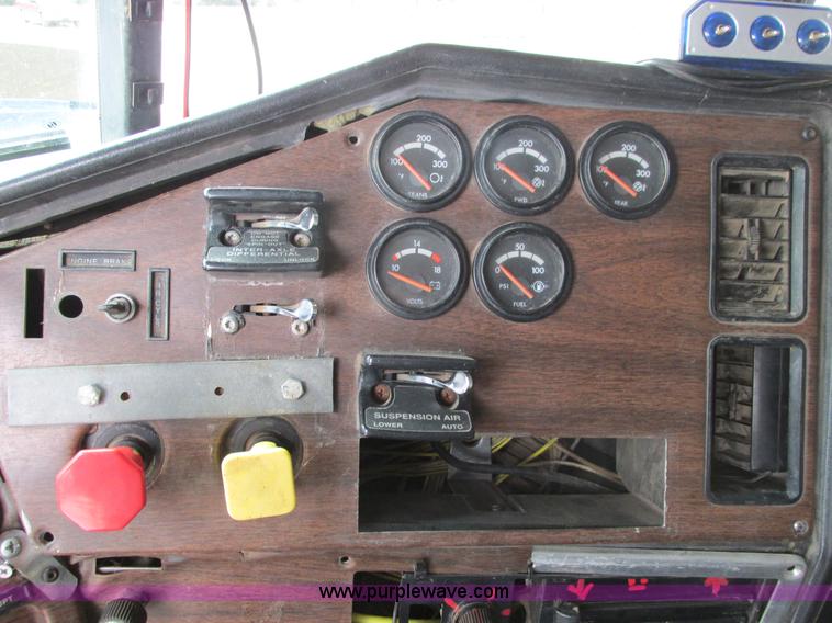 image for item I4964 1993 Freightliner FLD120 semi truck