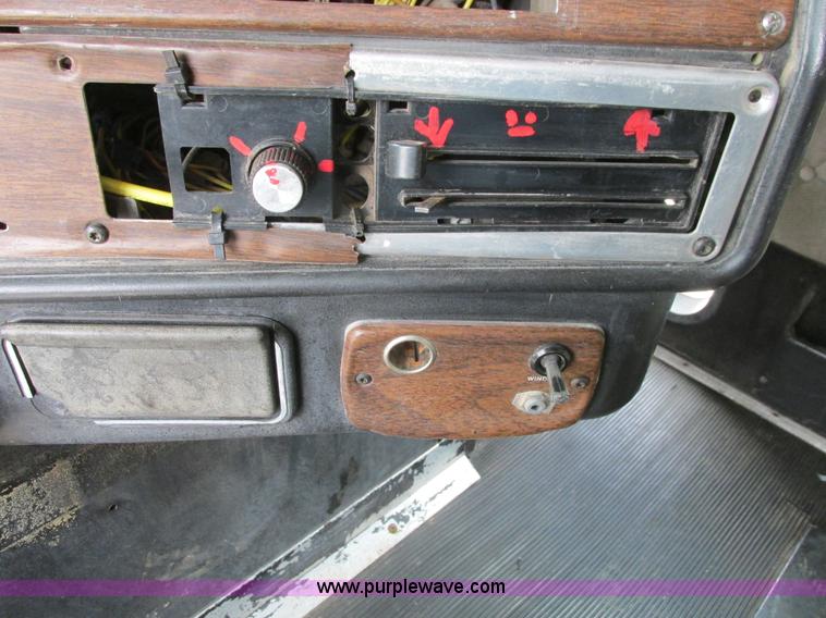 image for item I4964 1993 Freightliner FLD120 semi truck