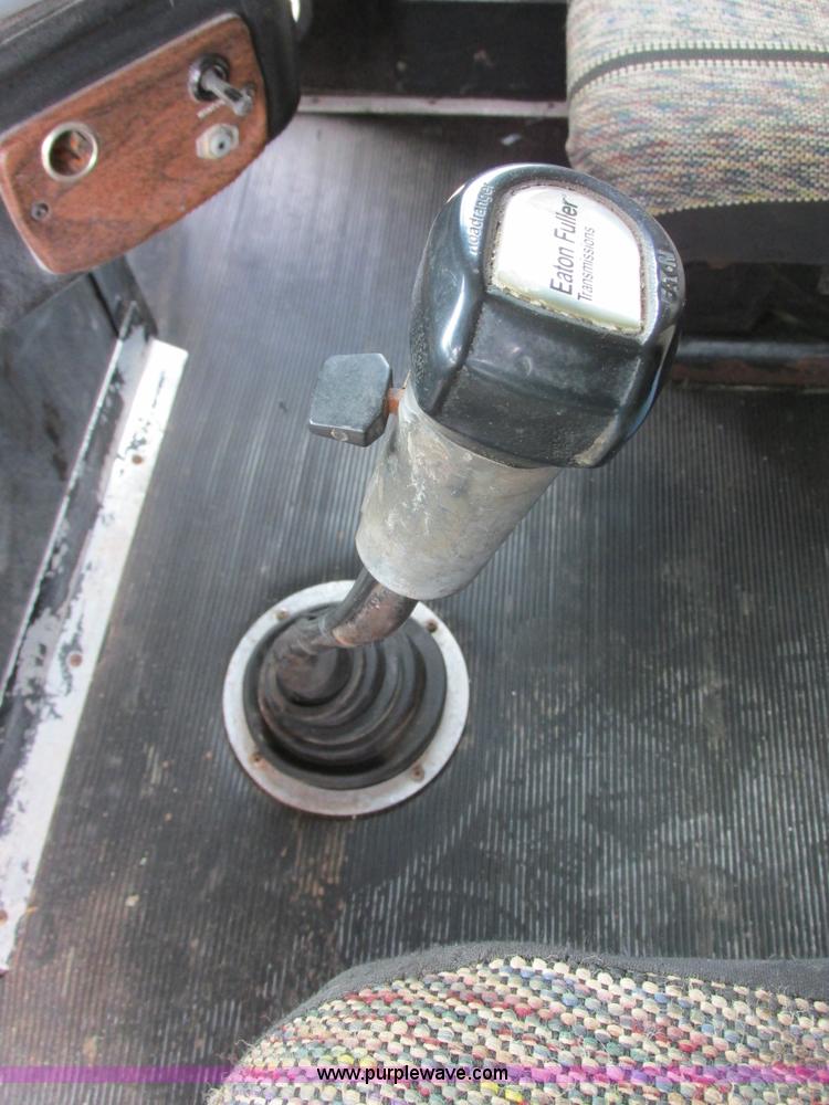 image for item I4964 1993 Freightliner FLD120 semi truck