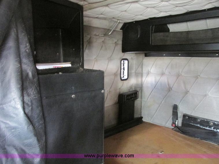 image for item I4964 1993 Freightliner FLD120 semi truck