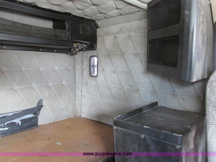 image for item I4964 1993 Freightliner FLD120 semi truck