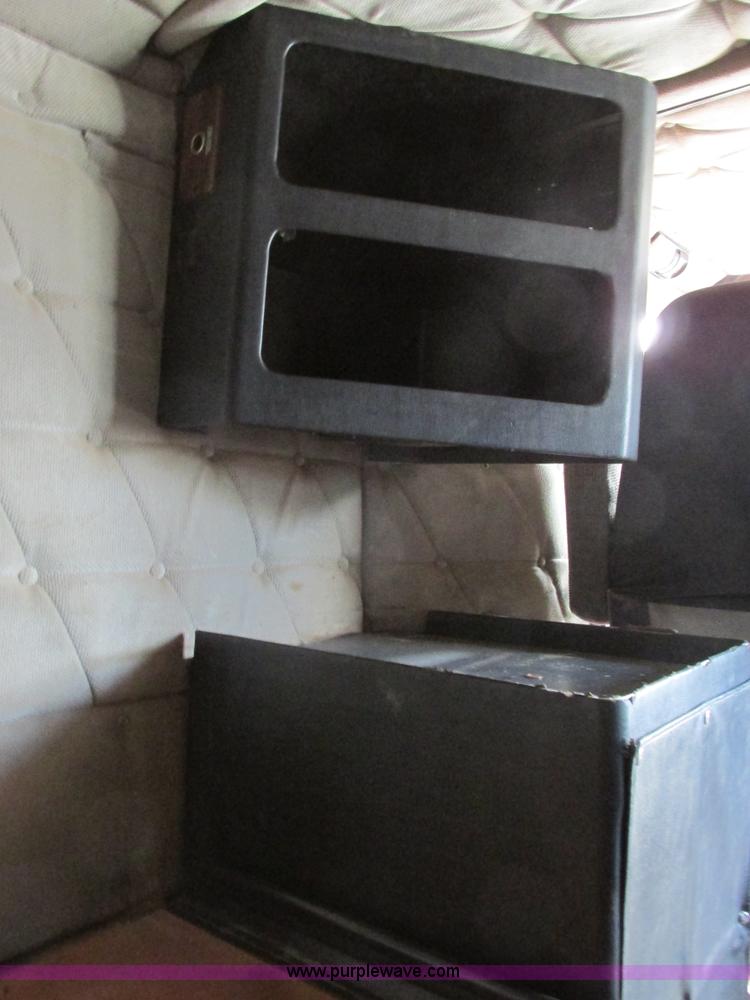 image for item I4964 1993 Freightliner FLD120 semi truck