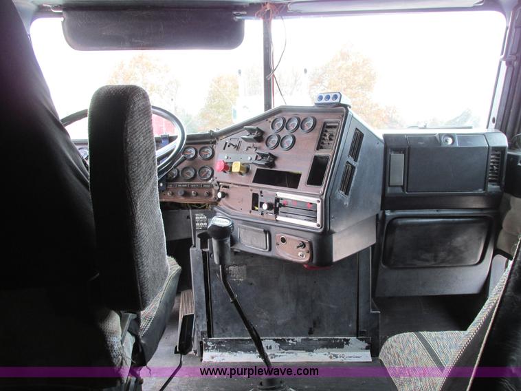 image for item I4964 1993 Freightliner FLD120 semi truck