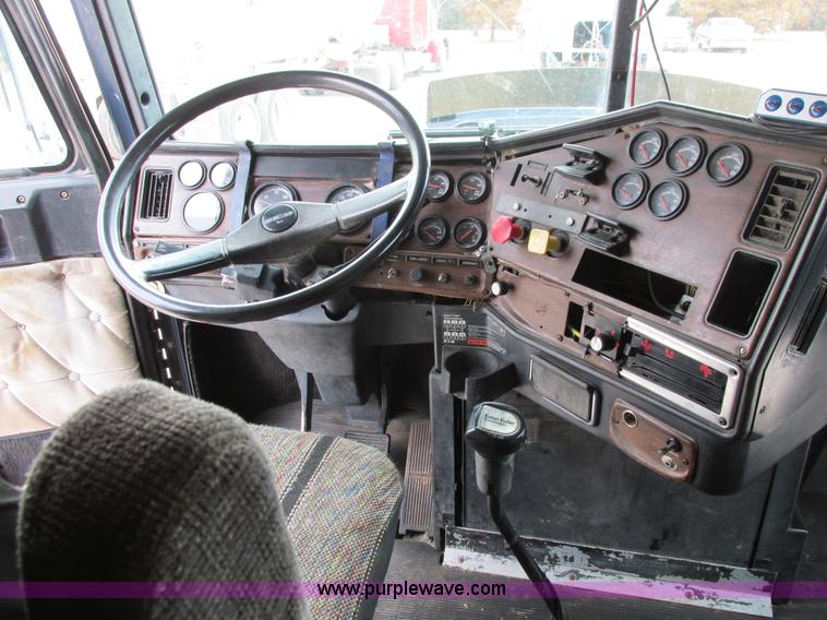 image for item I4964 1993 Freightliner FLD120 semi truck