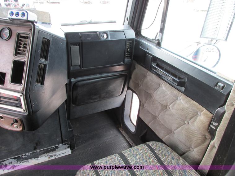 image for item I4964 1993 Freightliner FLD120 semi truck